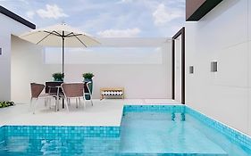 Uma Quadra do MAR Com PISCINA, Churrasqueira, 2 Vg de Garagem e 3 Quartos!!!